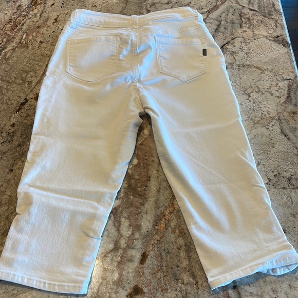 Super cute 1822 cropped denim white jeans with cute Snap detailing at the bottom - Picture 2 of 4